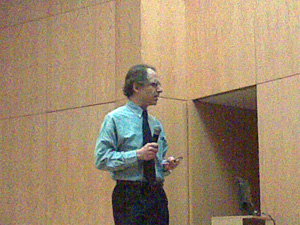 Dr. Michael Weinstein durante la Conferencia Magistral