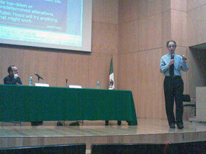 Dr. Michael Weinstein durante la Conferencia Magistral